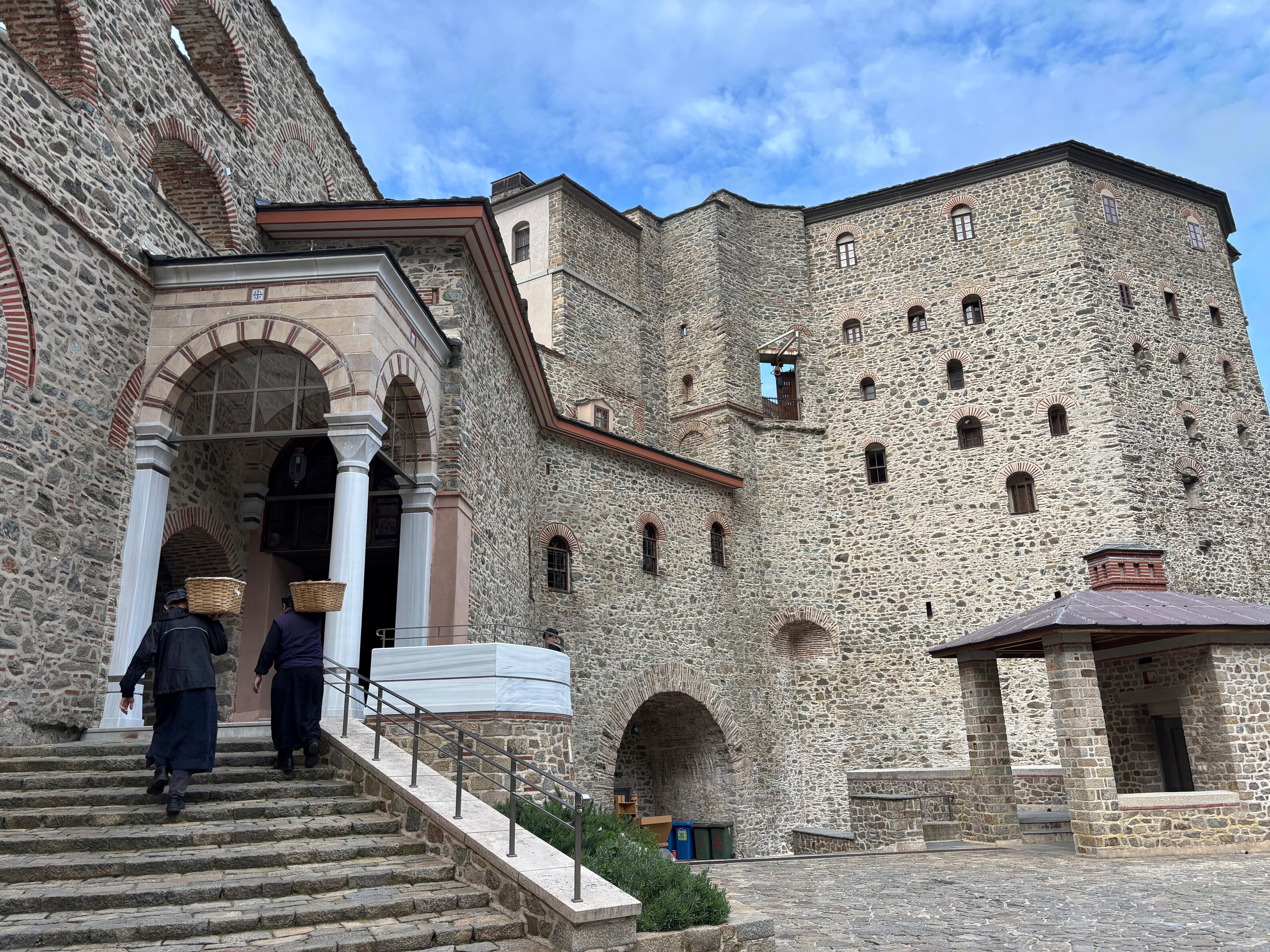 El Monte Athos, enclave ortodoxo de más de mil años, mantiene tradiciones y normas propias, con acceso restringido solo a hombres (AP Foto/Thanassis Stavrakis, archivo)