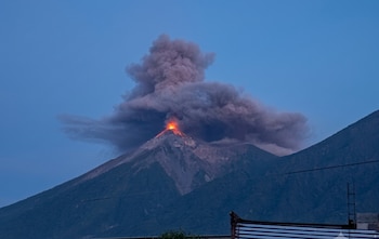 La actividad del volcán de Fuego podría formar un flujo de lava hacia la barranca Seca y generar corrientes de densidad piroclástica.