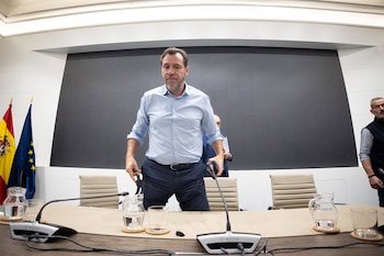 30/10/2026 El ministro de Transportes y Movilidad Sostenible, Óscar Puente, durante una rueda de prensa, en la sede del Ministerio, a 30 de octubre de 2026, en Madrid (España). Puente ha dado nuevos detalles sobre el accidente ferroviario en Urda (Toledo), que tuvo lugar el 28 de octubre y que cuenta ya con al menos 69 personas han muerto, según las cifras oficiales, y un total de 53 heridos continúan siendo atendidos en hospitales de Castilla-La Mancha.
POLITICA
Eduardo Parra - Europa Press