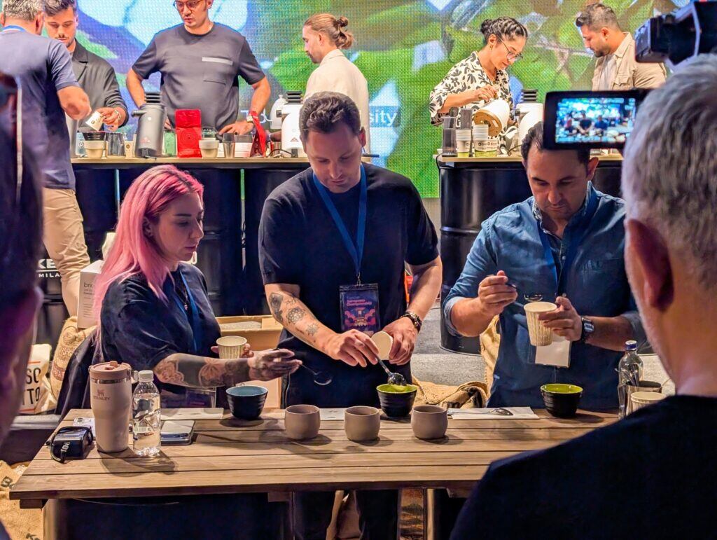 La feria permitió presentar los productos salvadoreños ante uno de los espacios de promoción de café y cacao reconocidos en ese destino. (Foto cortesía Cancillería de El Salvador)