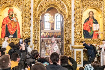 El Metropolitano Epifanio, Primado de la Iglesia Ortodoxa de Ucrania, dirige la liturgia de Navidad (Brendan Hoffman/The New York Times)