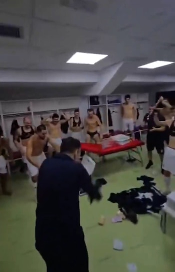 Locura en el vestuario del Dinamo de Tirana: ingresó regalando dinero a sus jugadores tras la clasificación