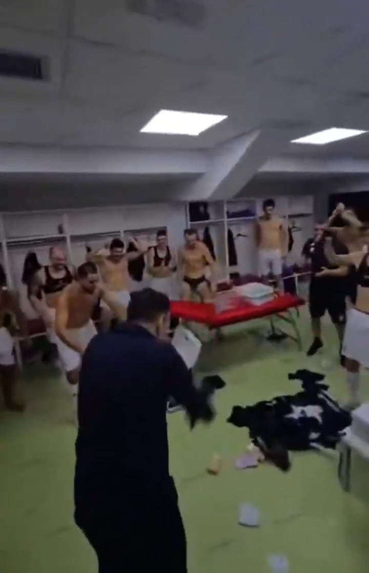 El presidente del Dinamo City de Tirana ingresó al vestuario con un bolso de dinero