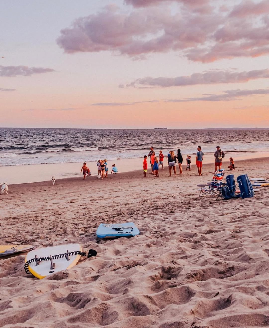 Las playas de la ciudad de Nueva York reabrieron este sábado por primera vez desde septiembre, marcando el inicio oficial de la temporada de verano. Foto: Instagram @rockawaybeachny
