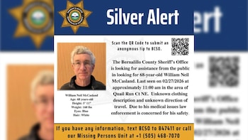 Póster de Alerta Plata con una foto de William Neil McCasland, un hombre blanco de 68 años con cabello blanco y gafas, junto a detalles de su desaparición y contacto