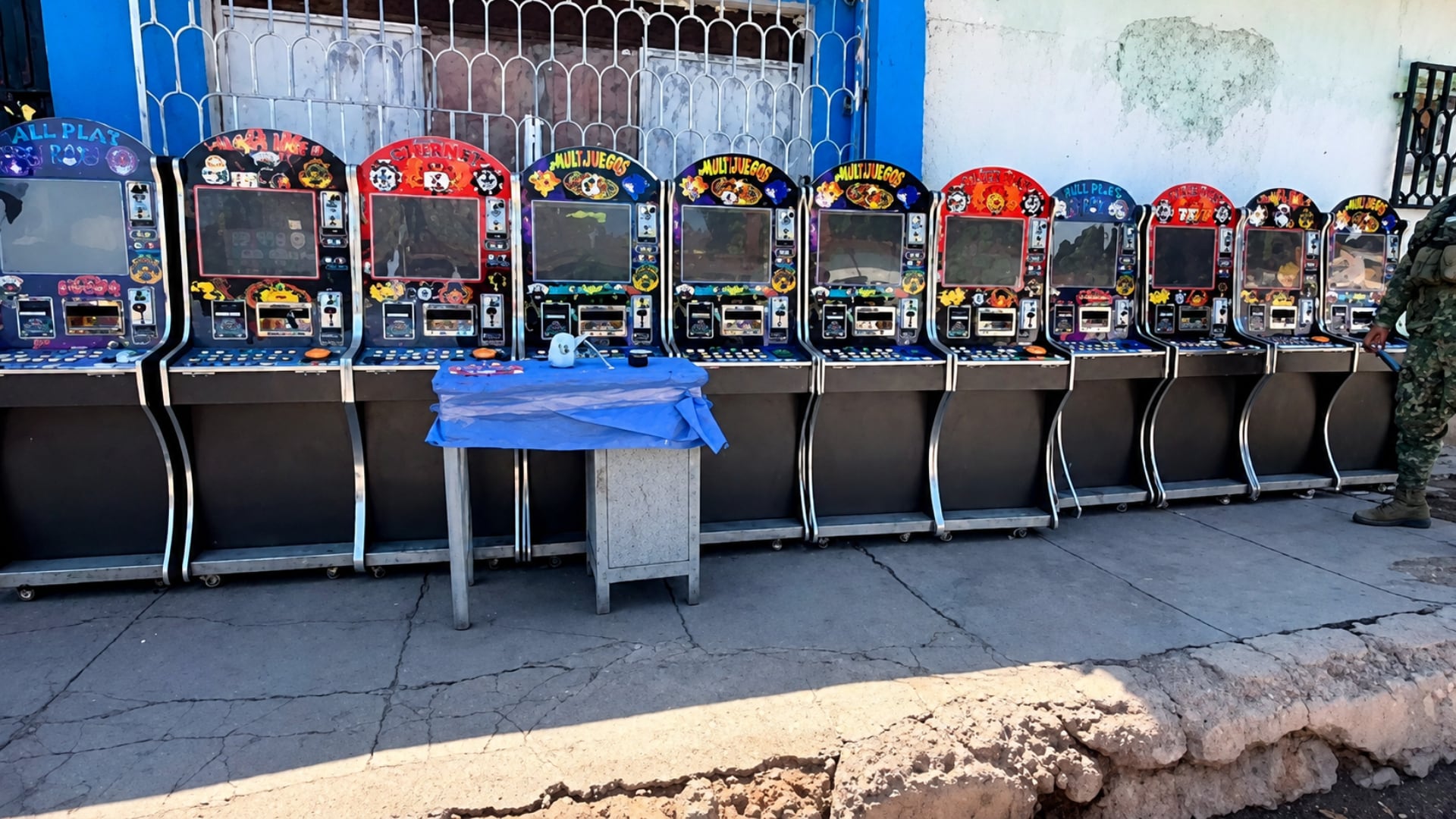 Autoridades confiscan máquinas tragamonedas y drogas en un cateo realizado en Guaymas, Sonora. Fiscalía de Sonora. (mejorada con IA)