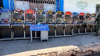 Autoridades confiscan máquinas tragamonedas y drogas en un cateo realizado en Guaymas, Sonora
