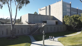 El Departamento de Justicia de EE. UU. acusa a UC San Diego de favorecer a los aspirantes negros e hispanos