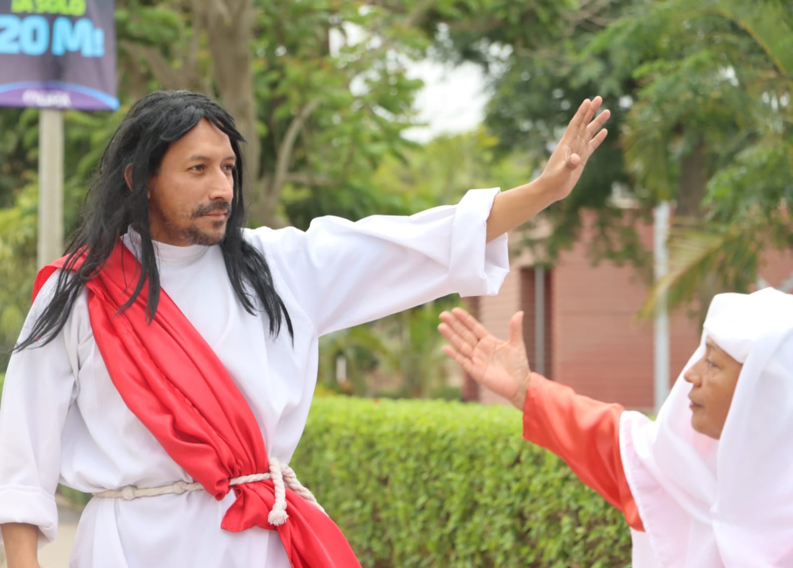 La imagen muestra una escenificación de la Cruxifión de Jesús que se realizó el año pasado en el patio central del Parque de las Leyendas.