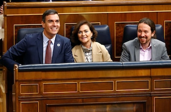 El presidente del gobierno español Pedro Sanchez y los vicepresidentes Carmen Calvo y Pablo Iglesias, del partido Unidas Podemos, durante la ceremonia que inauguró la XIV Legislatura en el Parlamento en febrero de 2020. El panel de expertos es ajeno a la línea ideológica del Ejecutivo de izquierdas (REUTERS/Juan Medina)
