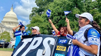 Organizaciones pide prudencia ante la falta de una decisión oficial sobre el TPS para El Salvador
