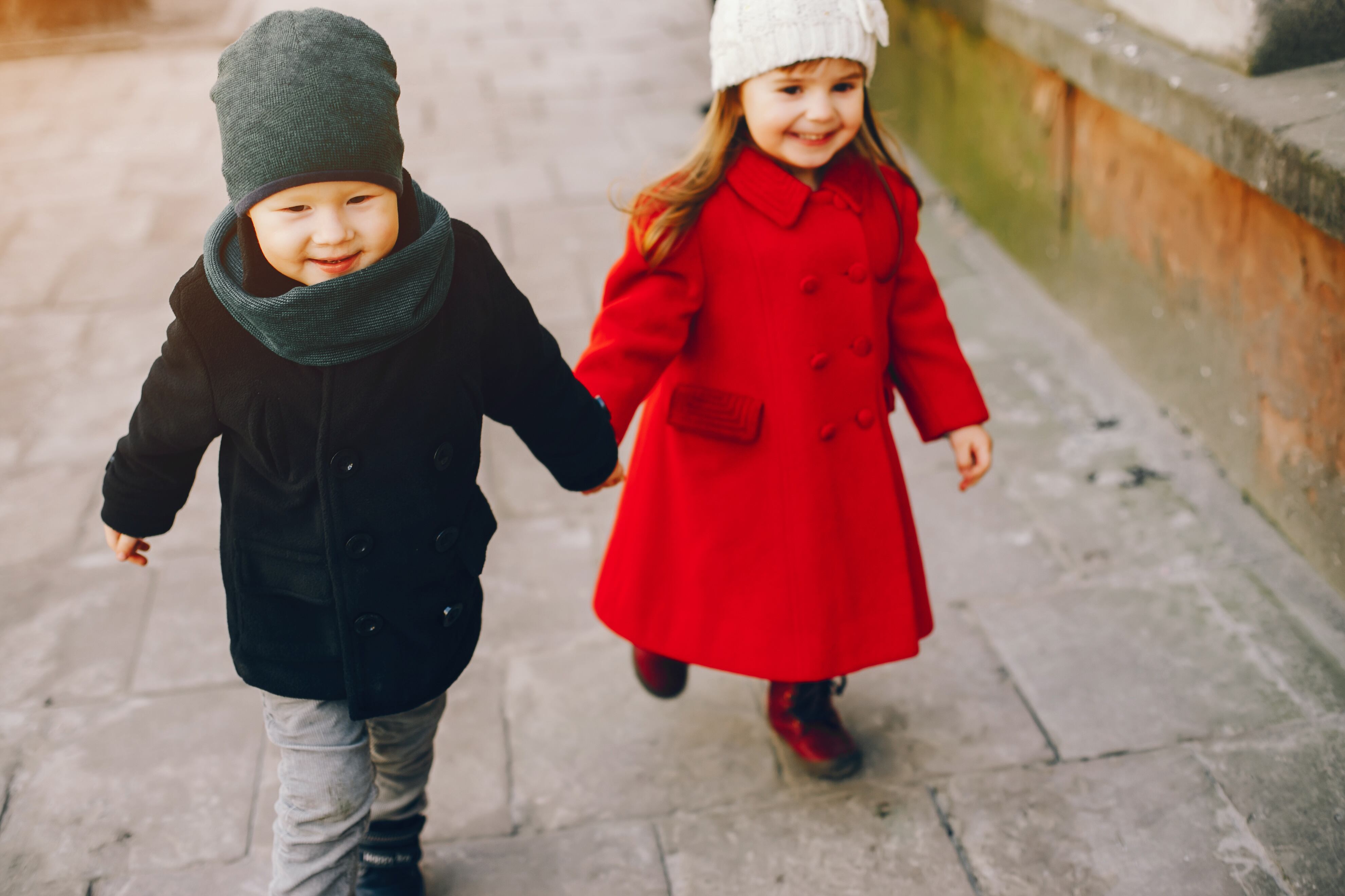 Las niñas son menos activas que los niños en invierno, según datos de la University of Cambridge (Freepik)