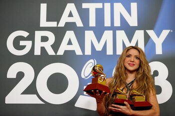 La cantante colombiana Shakira posa