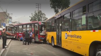 Tres buses de transporte público,