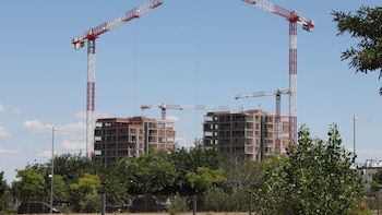 Construir más casas no basta si los sueldos se quedan atrás: el estudio que cuestiona que aumentar la oferta sirva para abaratar la vivienda