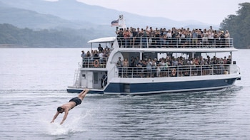 Turista desapareció en el embalse Peñol-Guatapé durante fiesta en planchón: buzos continúan la búsqueda