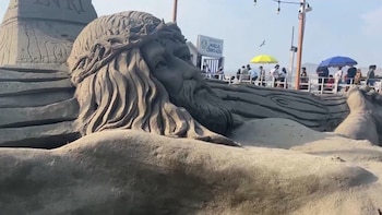 Monumental escultura de Jesús crucificado en arena se luce en Cerro Azul: artistas tardaron más de cuatro días en completar la obra