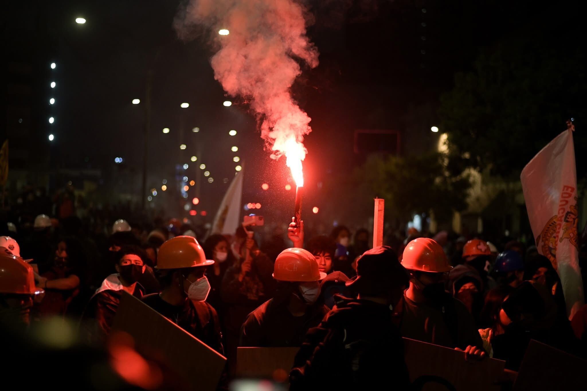 La Policía bloqueó los accesos al Cercado, pero los choques con los manifestantes escalaron y un brigadista resultó herido de perdigón. (Piura en la Noticia)
