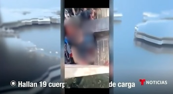 Este es un recorte de una de las imágenes proyectadas durante La Mañanera. La imagen original muestra la foto explícita de los restos humanos hallados, sin censura. (Captura de pantalla de la conferencia de prensa La Mañanera)