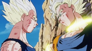 Ilustración de dos personajes de anime con cabello rubio erizado y heridas en la cara frente a frente cerca de unas rocas