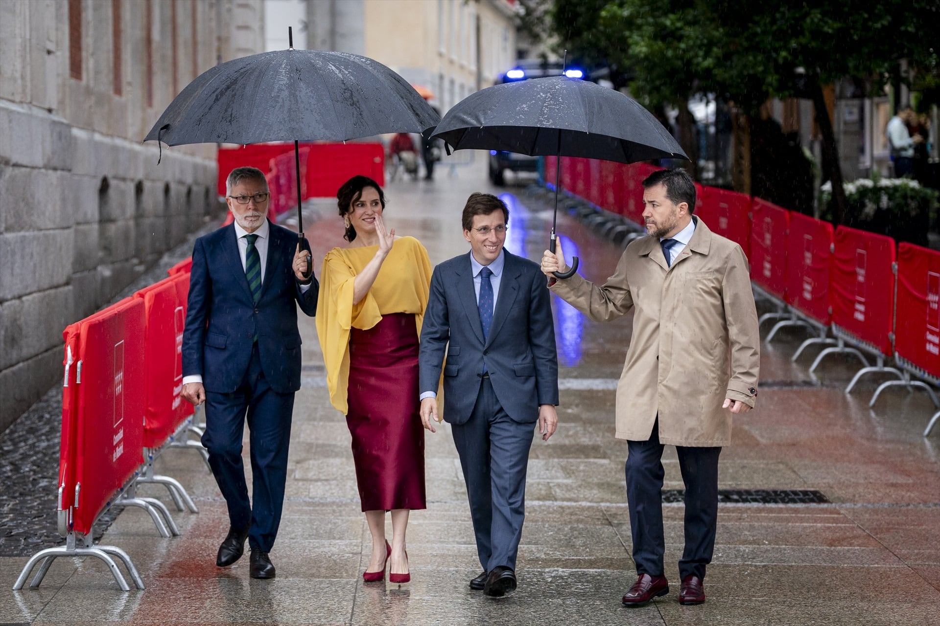 (Foto de ARCHIVO) La presidenta de la Comunidad de Madrid, Isabel Díaz Ayuso y el alcalde de Madrid, José Luis Martínez Almeida, a su llegada al homenaje a los héroes del Dos de Mayo, en 2025. (A. Pérez Meca / Europa Press)