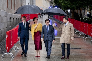 La presidenta de la Comunidad de Madrid, Isabel Díaz Ayuso y el alcalde de Madrid, José Luis Martínez Almeida, a su llegada al homenaje a los héroes del Dos de Mayo, en 2025.