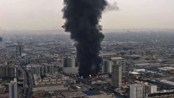 Incendio de gran magnitud en el Cercado de Lima: bomberos intentan controlar siniestro en almacén de la avenida Colonial