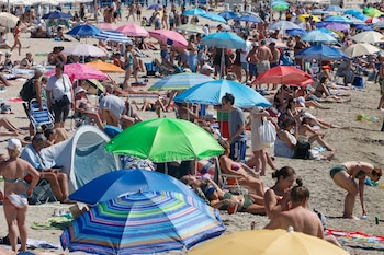 Vista general de la playa de El Postiguet durante este jueves. (Morell/EFE)