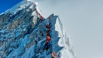 Qué le pasa al cerebro, los pulmones y el cuerpo en la zona de la muerte del Everest