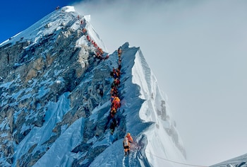 La zona de la muerte del Everest comienza por encima de los 8.000 metros, donde el cuerpo apenas capta oxígeno y depende de oxígeno suplementario (AP Foto/Kunga Sherpa, Archivo)