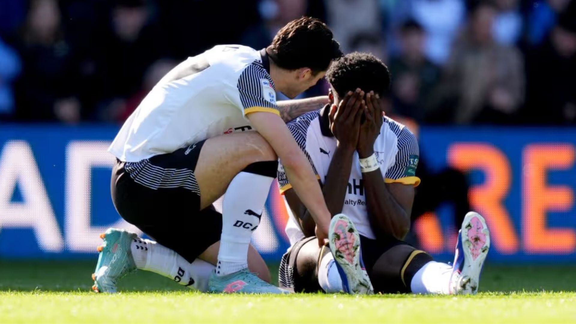 Patrick Agyemang fue retirado en camilla tras una aparatosa caída en el partido entre Derby County y Stoke City por el Championship inglés (Derbyshire Line)