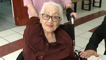 Adulta mayor de 96 años da ejemplo de patriotismo al acudir a votar en estas Elecciones 2026