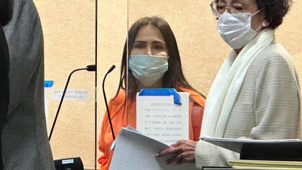 El caso, que involucra un procedimiento estético ilegal y la aplicación de silicona no aprobada, pone en el centro la peligrosidad de intervenciones fuera del sistema sanitario y la urgencia de reforzar controles (CBS Miami)