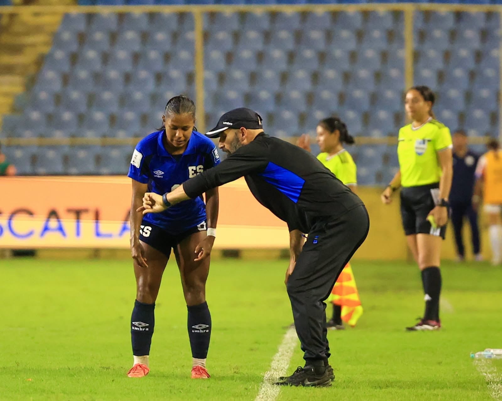 El técnico Erick Acuña brindó declaraciones tras la derrota 2-3 ante Paraguay, mostrando su molestia por las expulsiones y la falta de efectividad (Cortesía: La Selecta SLV).