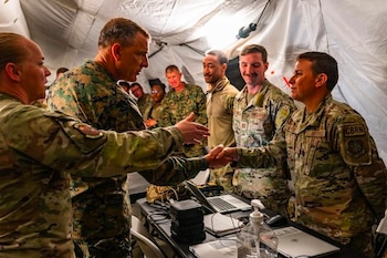 Donovan visita a área onde os Estados Unidos forneceram apoio logístico com o serviço dos EUA na Venezuela, John Barrett (SOUTCOM no X)