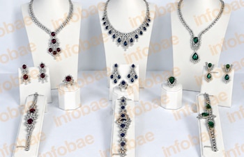 Los tres conjuntos de joyas de Zapatero. (Infobae)
