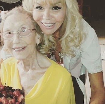 Adriana junto a su mamá,