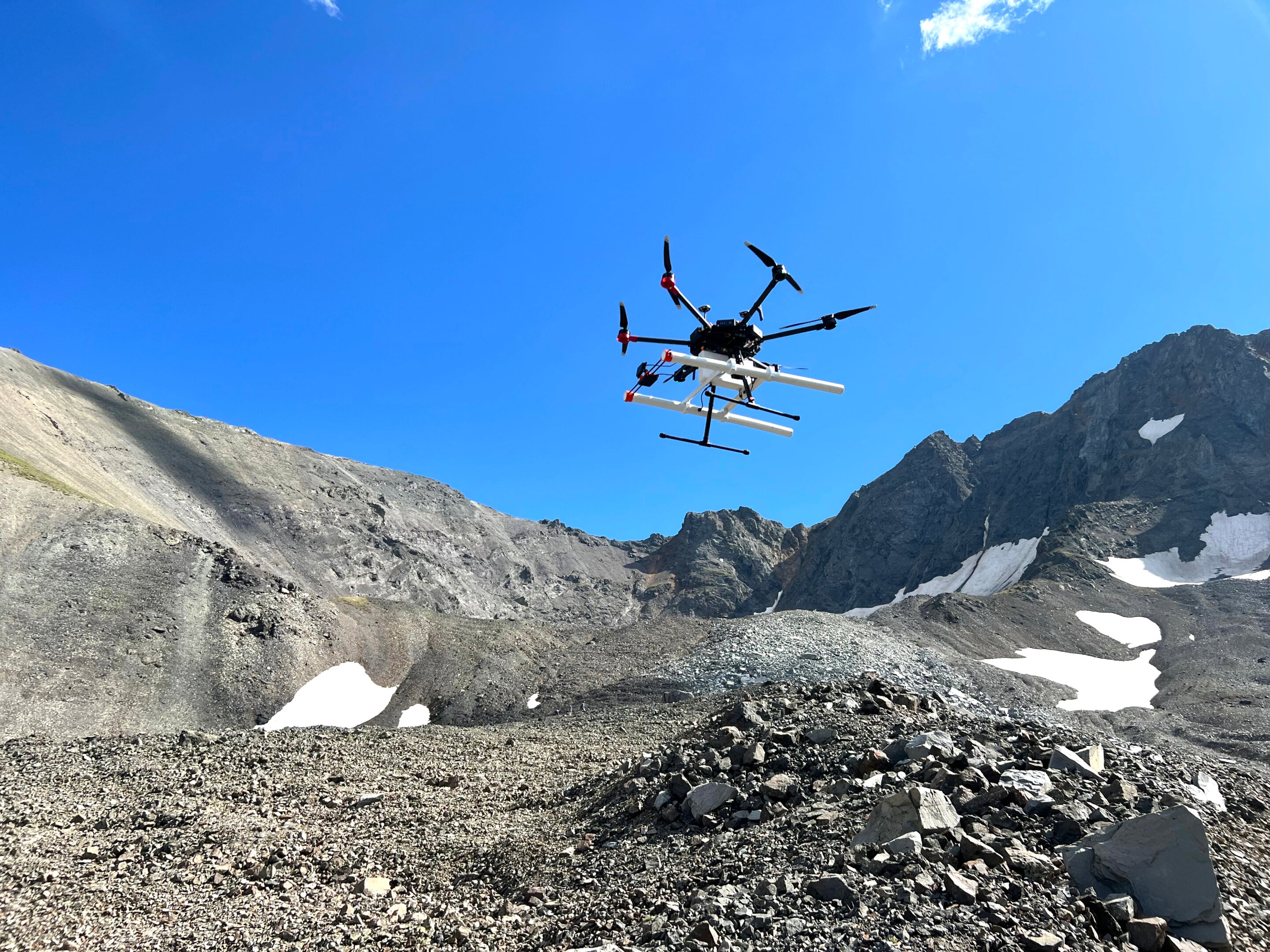 Esta tecnología innovadora posibilita identificar reservas de hielo enterrado, clave para futuras misiones tripuladas a Marte y la producción de agua en el planeta rojo (Crédito: Jack W. Holt)
