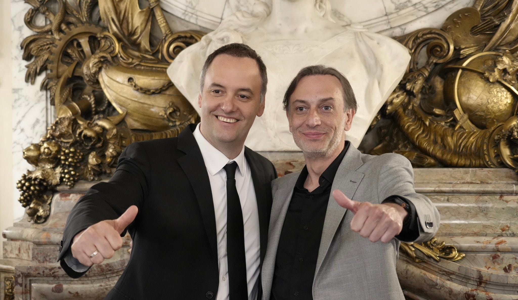 El jefe de Gabinete, Manuel Adorni, y el diputado en el Salón Blanco de la Casa Rosada