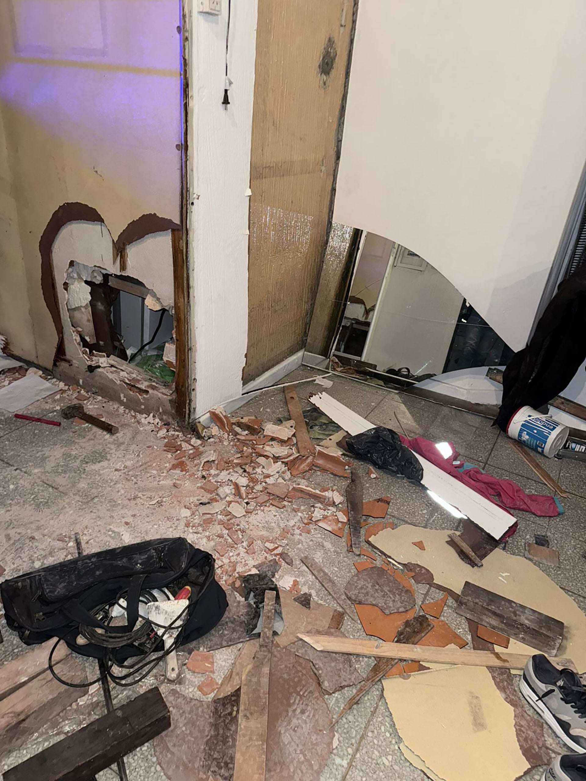Escombros y un boquete en la pared de el local de lotería y transferencias internacionales en Recoleta, donde la Policía de la Ciudad detuvo a tres boqueteros que intentaban robar el establecimiento.