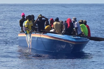 La lancha interceptora de la Armada de República Dominicana trasladó a los 38 migrantes hacia la Capitanía de Puerto de Manzanillo tras quedar a la deriva en el Atlántico (Cortesía: @eldemocratard).