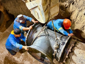 Personal técnico de ANDA realiza trabajos de sustitución de válvulas en la red de distribución de agua, como parte del programa de mantenimiento preventivo (Foto cortesía ANDA).