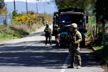Soldados custodian una ruta cerca