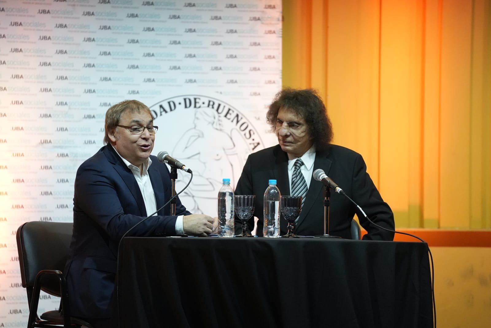 Gabriel Rolón dialogó con Alejandro Dolina en el cierre de la ceremonia realizada en la sede de la Facultad de Ciencias Sociales de la UBA
