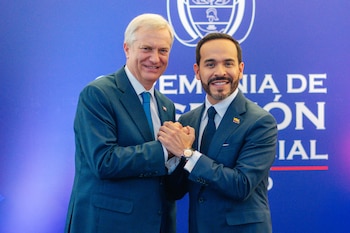 Fotografía cedida este 7 de agosto por la Presidencia de Chile en la que se captó al mandatario José Antonio Kast (i), al saludar al presidente electo de Colombia, Abelardo de la Espriella, durante una reunión bilateral, en Cali (Colombia) - crédito Presidencia de Chile/EFE