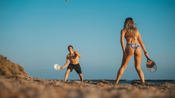 Decathlon presenta sus productos esenciales para optimizar los días de playa