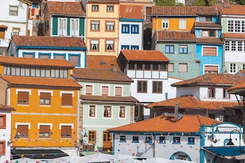 Varias casas de colores en