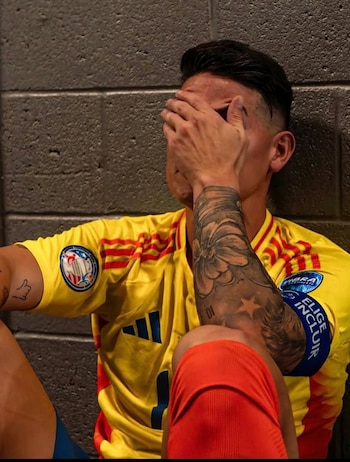 James Rodríguez subió imágenes detrás de cámaras del rodaje de su serie documental, incluyendo una en la que está llorando mientras viste el uniforme de la selección Colombia - crédito @jamesrodriguez10/Instagram