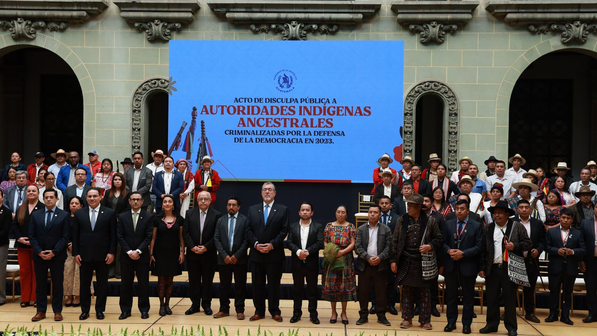 El presidente Bernardo Arévalo encabeza el acto de disculpa pública del Gobierno de Guatemala a autoridades indígenas ancestrales criminalizadas en 2023. (Diario de Centroamérica y Ministerio de Agricultura)