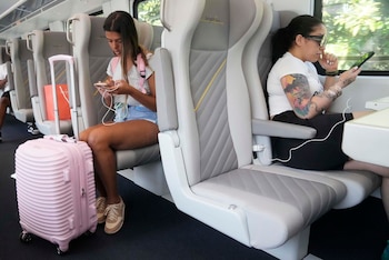 Los pasajeros de Brightline miran